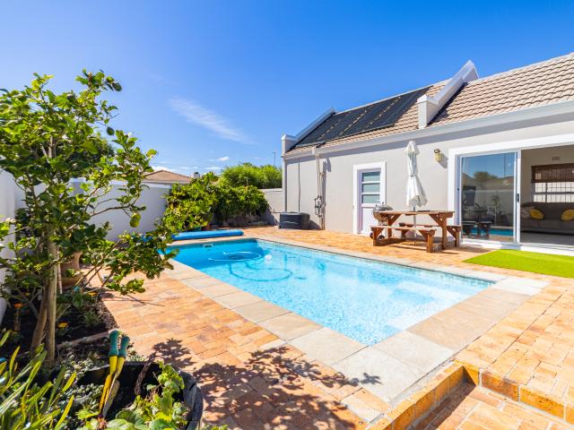 3 Bedroom House in Sunningdale