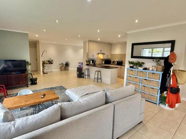 3 Bedroom House in Sunningdale