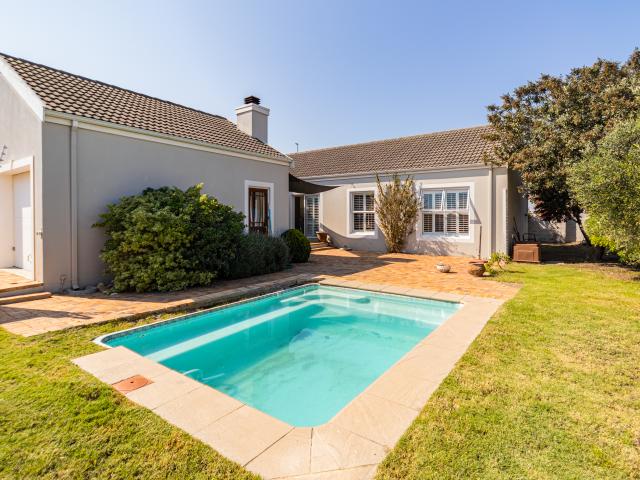 3 Bedroom House in Sunningdale