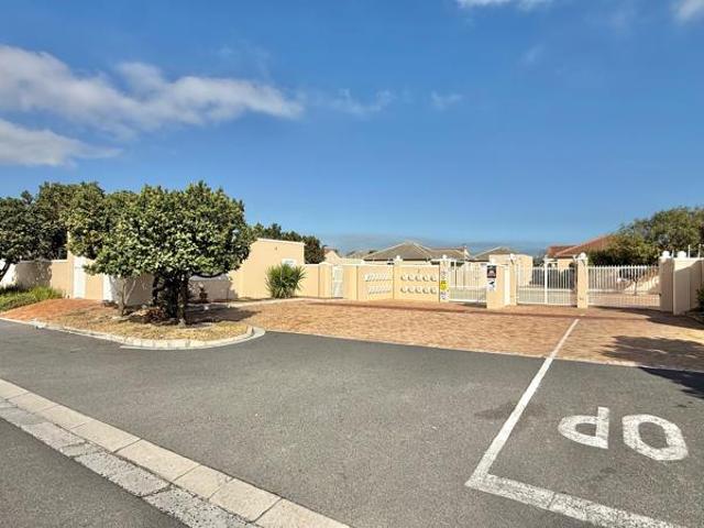 3 Bedroom House in Sunningdale