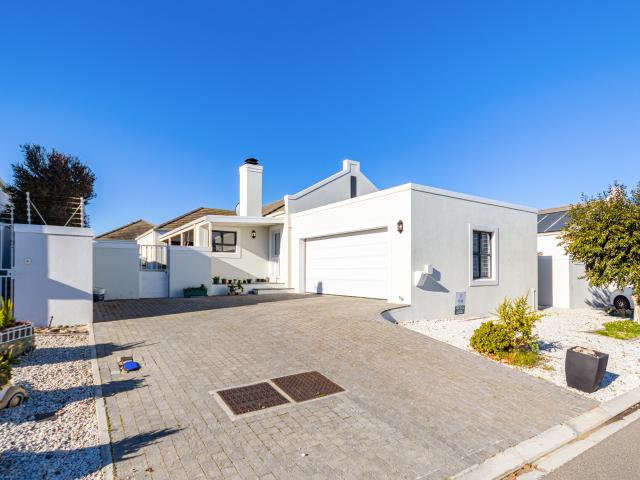 3 Bedroom House in Sunningdale