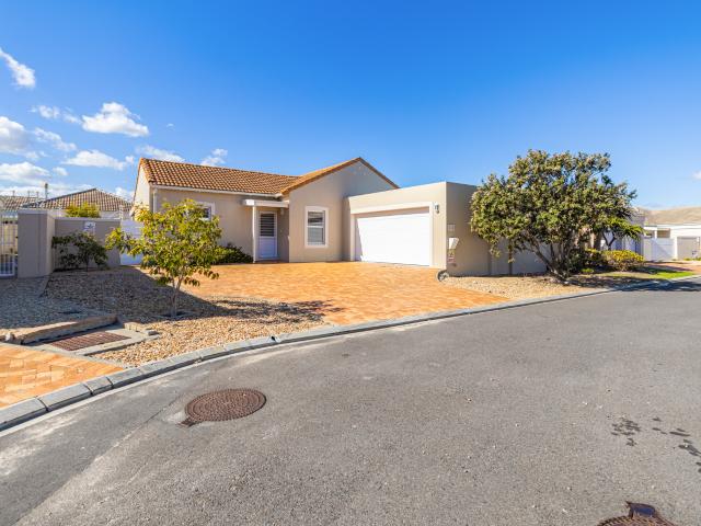 3 Bedroom House in Sunningdale