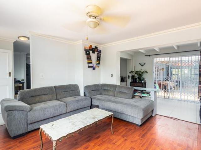 3 Bedroom House in Sunningdale