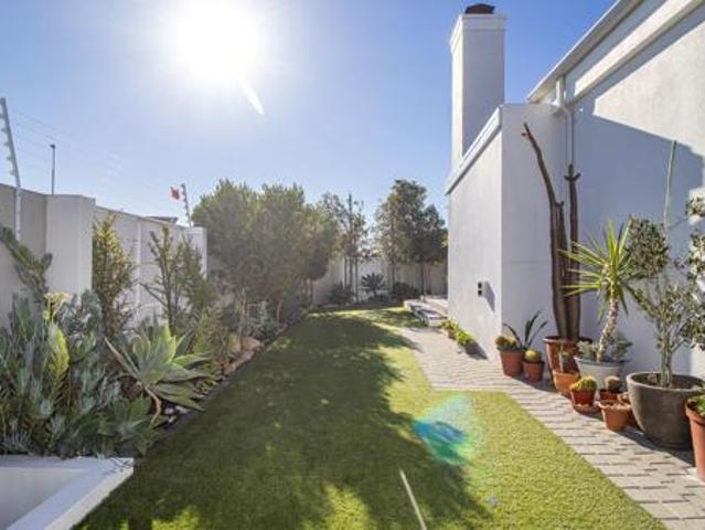 3 Bedroom House in Sunningdale