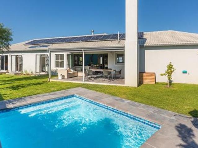3 Bedroom House in Sunningdale