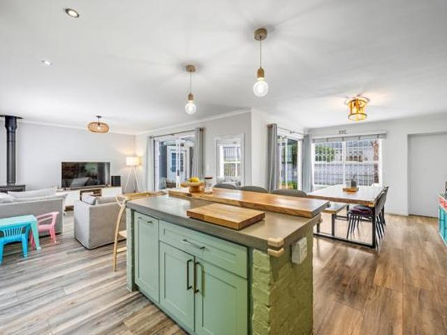 3 Bedroom House in Sunningdale