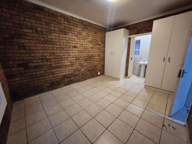 3 Bedroom House in Surrey Estate