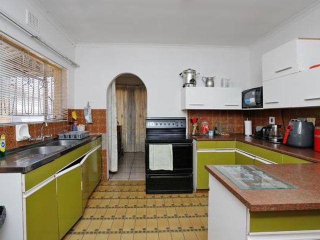 3 Bedroom House in Surrey Estate