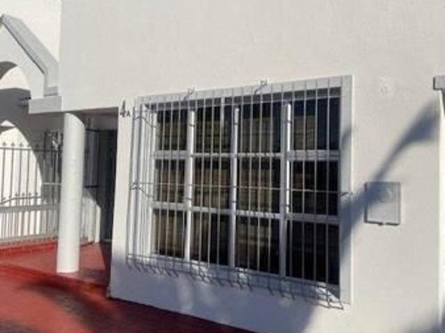 3 Bedroom House in Surrey Estate