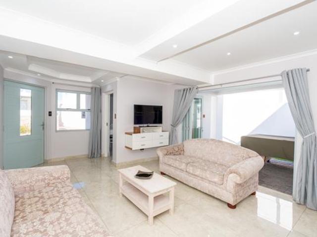 3 Bedroom House in Paradise Beach