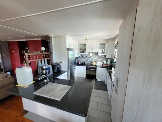3 Bedroom House in Paradise Beach