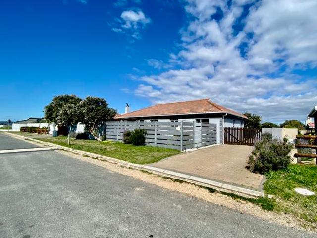 3 Bedroom House in Pearly Beach