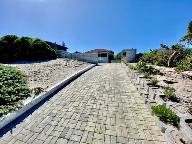 3 Bedroom House in Pearly Beach