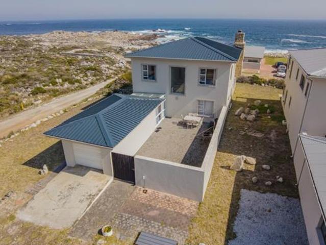 3 Bedroom House in Pringle Bay