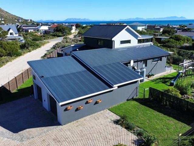 3 Bedroom House in Pringle Bay