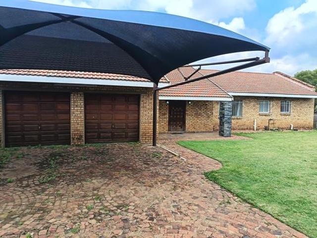 3 Bedroom House in Rothdene