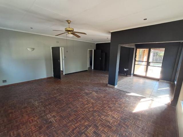 3 Bedroom House in Roodia