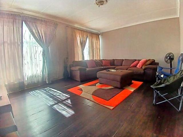 3 Bedroom House in Roosheuwel