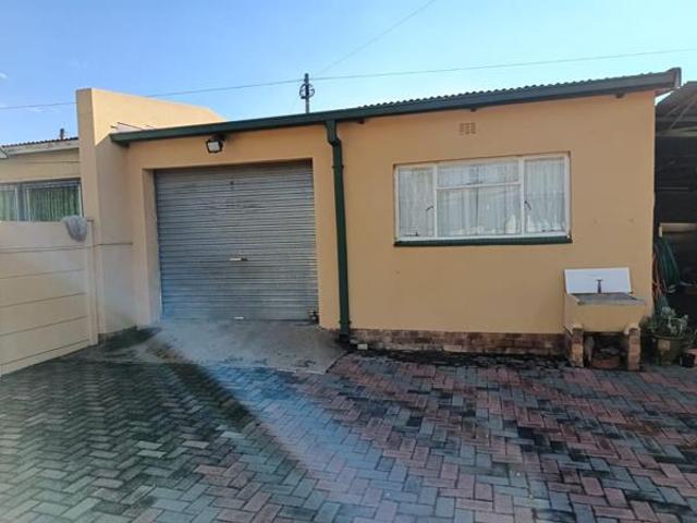 3 Bedroom House in Roosheuwel
