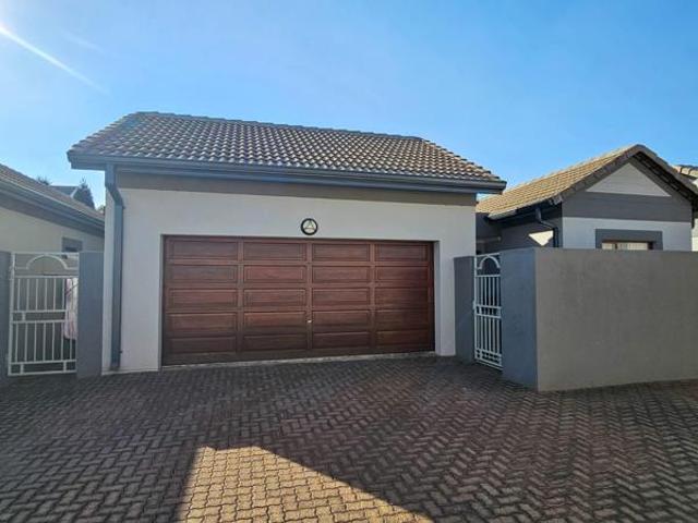 3 Bedroom House in Rietvlei Heights Country Estate