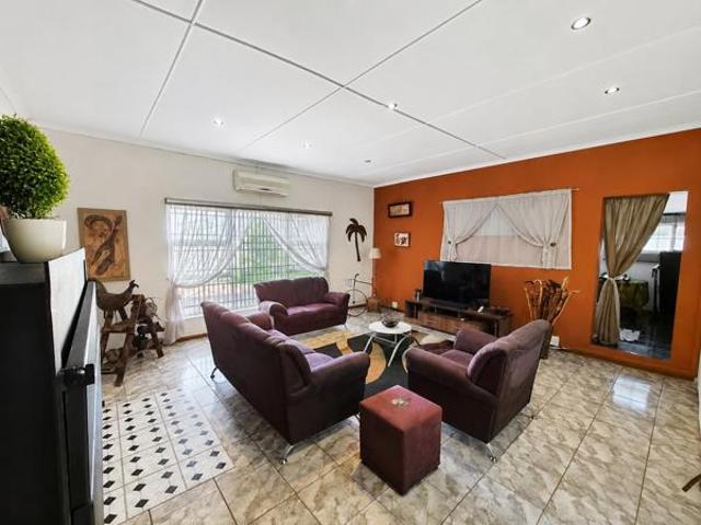 3 Bedroom House in Worcester West