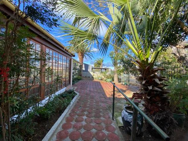 3 Bedroom House in Worcester West