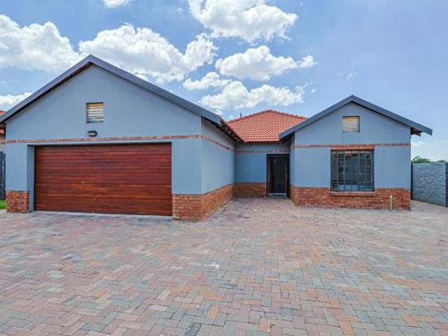 3 Bedroom House in Waterkloof East