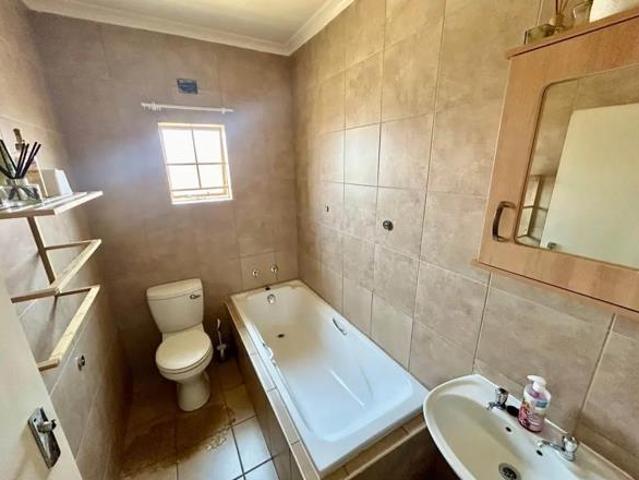3 Bedroom House in Thatch Hill Estate