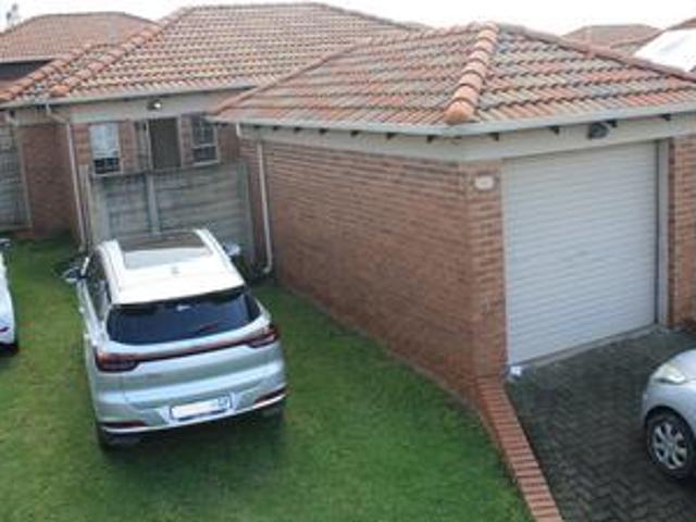 3 bedroom house in thatch hill estate