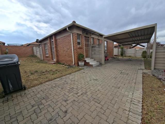 3 Bedroom House in Thatch Hill Estate