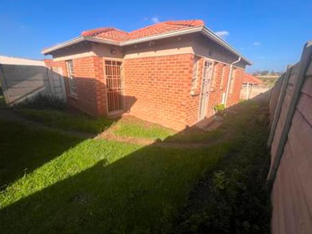 3 bedroom house in thatchill centurion