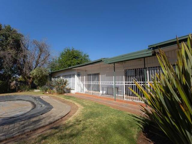 3 Bedroom House in Universitas