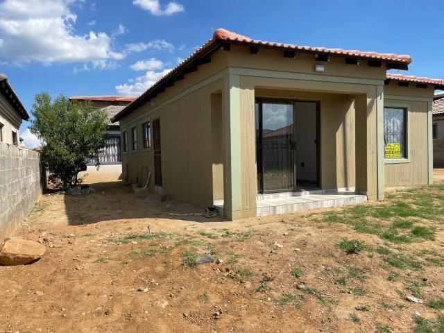 3 Bedroom House in Vanderbijlpark Central East 4
