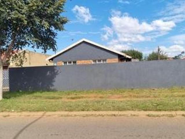 3 bedroom house on the market in len.