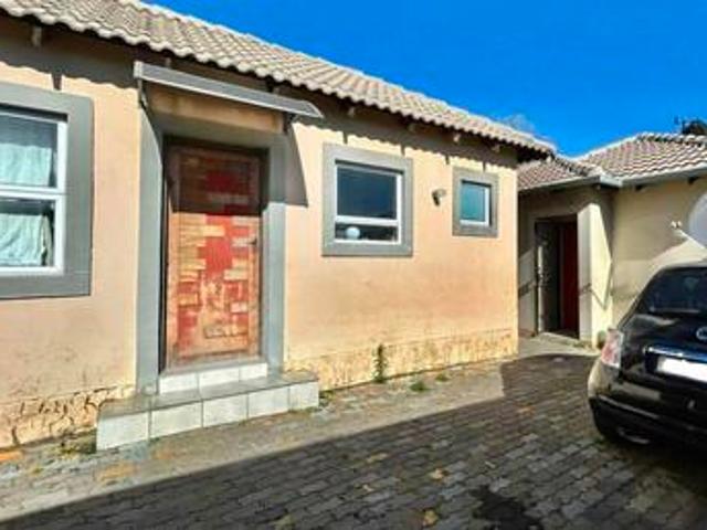 3 bedroom house on the market in riverside
