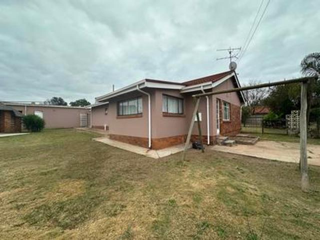 3 bedroom house on the market in sel.
