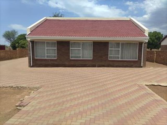 3 bedroom house on the market in sos.