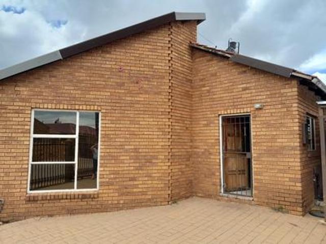 3 bedroom house on the market in sos.