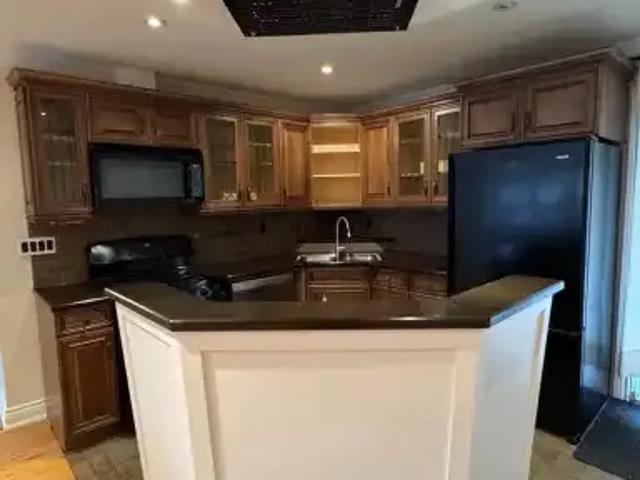3 Bedroom House Oakville ON 102394909