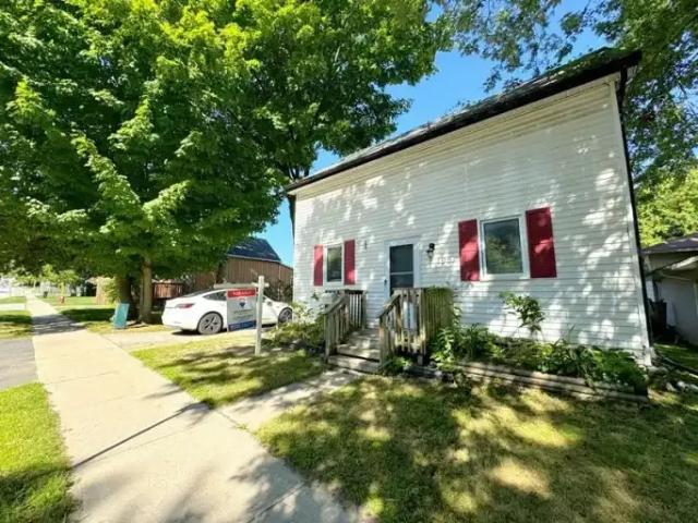 3 Bedroom House Orillia ON 102846680