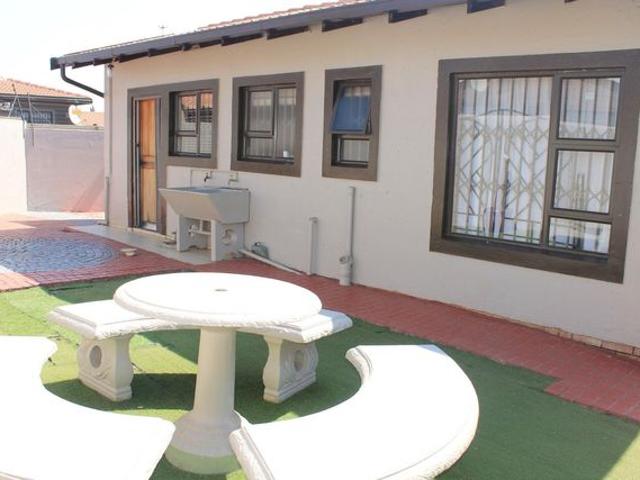 2 Bedroom House For Sale in Mofolo North