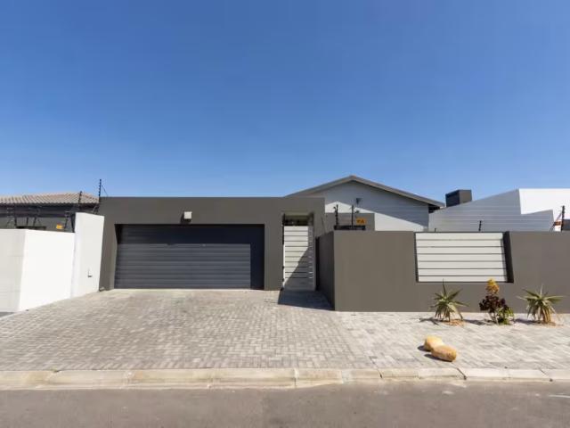 3 Bedroom House Sandown Sandown 103182600