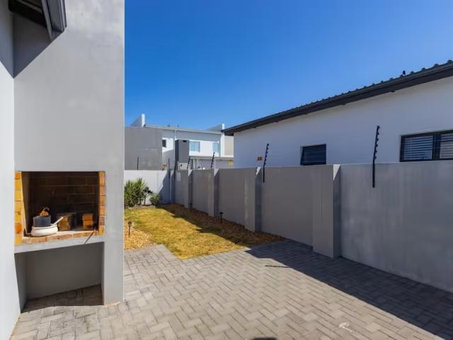 3 Bedroom House Sandown Sandown 32000 DS103182600