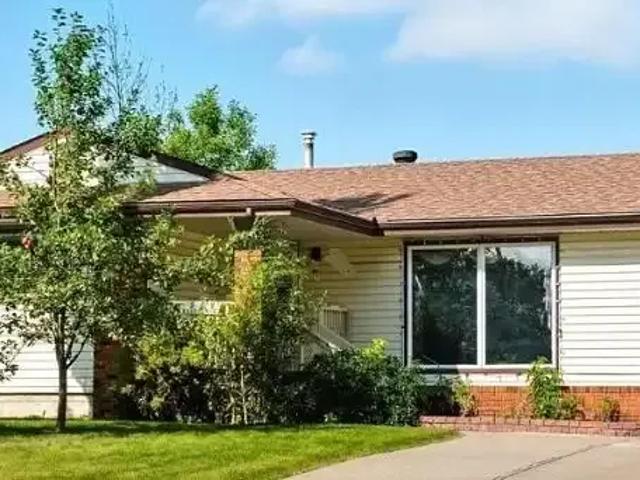 3 Bedroom House Sherwood Park AB 105235013