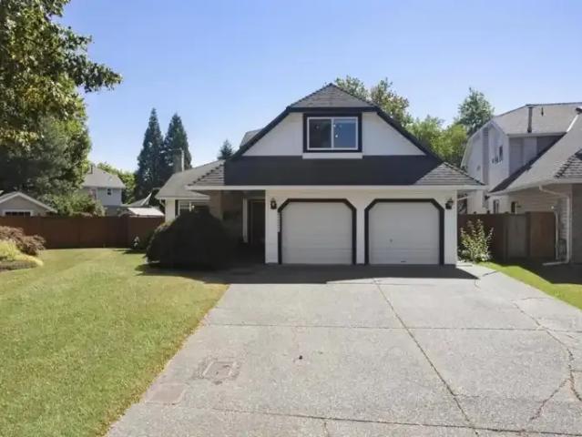 3 Bedroom House Surrey BC 100444327