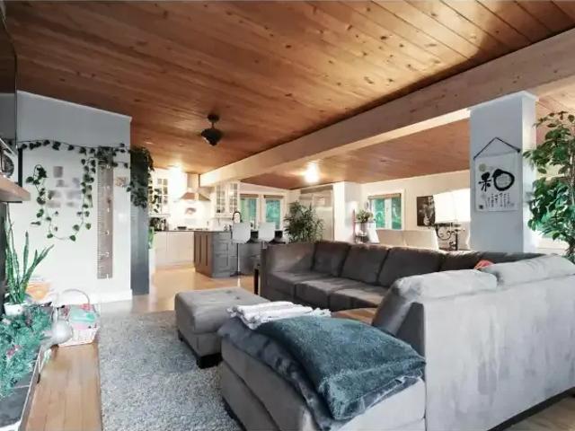 3 Bedroom House Surrey BC 103840390