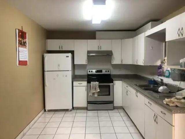 3 Bedroom House Surrey BC 104864175