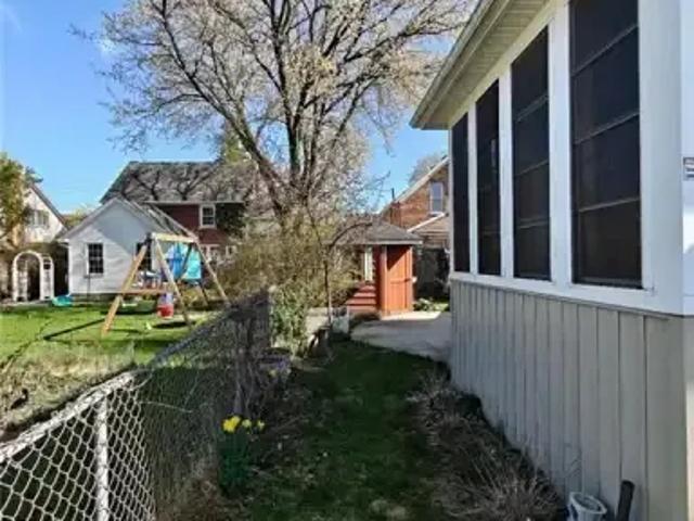 3 Bedroom House Waterloo ON LS102339273