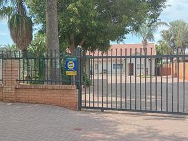 3 bedroom house with 2x 1 bedroom fl.