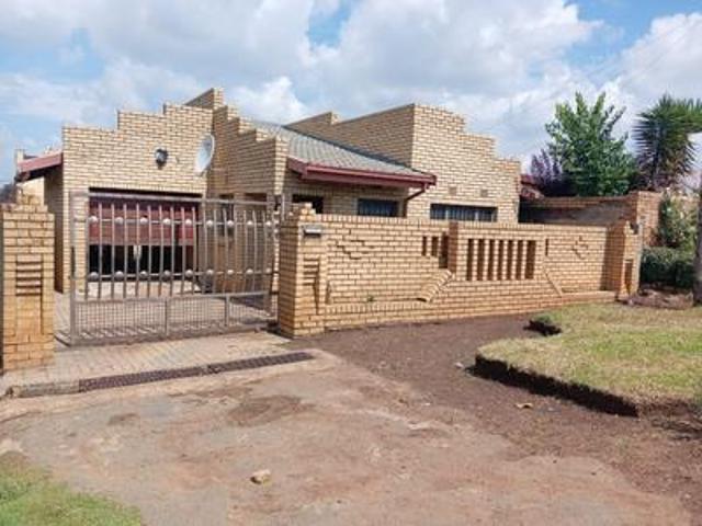 3 bedroom house with 3 outside rooms.